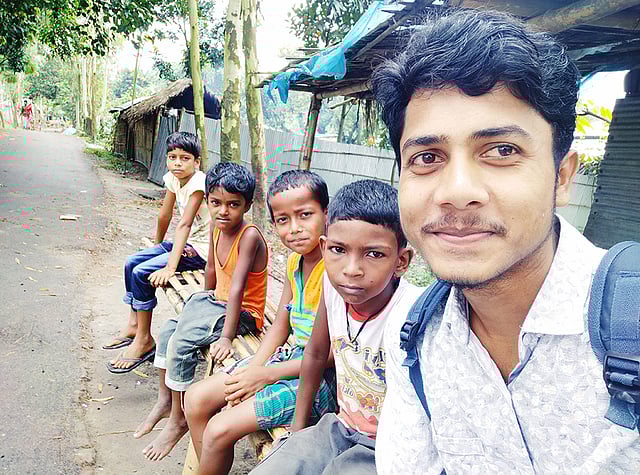 শুধু বলেছিলাম, এসো আমরা সবাই একসঙ্গে তুলব, নিমেষেই সশরীর হাজির! এভাবেই হাসিখুশিতে এদের দিন যায়। এরা জানে না করোনা কী। আমাদের সুস্থ এলাকায় যেন এই করোনাভাইরাসের ভয়াল থাবায় জর্জরিত না হয়। মহাসড়কের পাশে টোং দোকান, বালিয়াডাঙ্গী, ঠাকুরগাঁও, ২১ জুলাই। ছবি: জিল্লুর রহমান