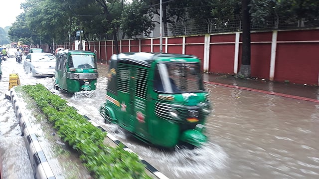 সামান্য বৃষ্টিতে জলাবদ্ধতা ঢাকার রাস্তা। স্থায়ী সমাধানের অপেক্ষায় নগরবাসী। ছবিটি বুয়েটের সামনে থেকে গতকাল মঙ্গলবার তোলা। ছবি: আব্দুস সাত্তার