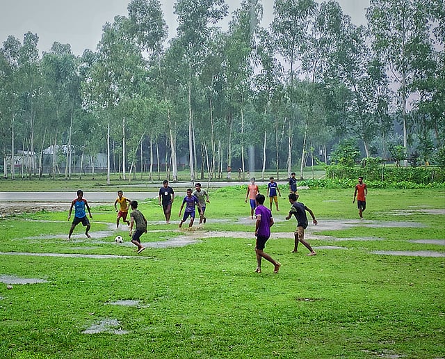ঝুমবৃষ্টিতে কৈশোরের উচ্ছলতায় মেতেছে কিশোরেরা! মধ্যদত্তবাড়ী, সদর উপজেলা, সিরাজগঞ্জ, ২২ জুলাই। ছবি: অনিক আহমেদ