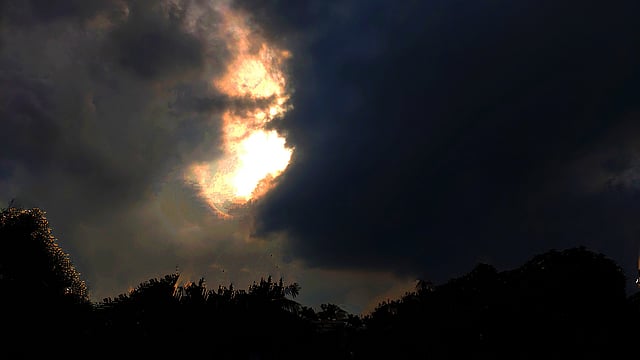 মাঝেমধ্যে জীবনকে অর্থহীন মনে হয়, চারদিকে কেবল হতাশা, গ্লানি আষ্টেপৃষ্ঠে ঘিরে ধরে। তবু কোথাও না কোথাও সৌন্দর্যময় জীবনের সম্ভাবনা থেকে যায়। যেমনটি এই অন্ধকার কালো মেঘে ছেয়ে যাওয়ার মাঝে একটু খানি আলো এখনো অমলিন। তাই ন্যূনতম সম্ভাবনাকেও কাজে লাগানোর দৃঢ়তা থাকতে হয়। খামারহাটি, পূর্বধলা, নেত্রকোনা, ২০ জুলাই। ছবি: পারভেজ আহমেদ ইমন