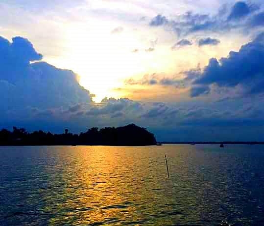 হাওরের সন্ধ্যা। হাকালুকি হাওর, ফেঞ্চুগঞ্চ, সিলেট, ২১ জুলাই। ছবি: ফরিদ উদ্দিন আজমানী