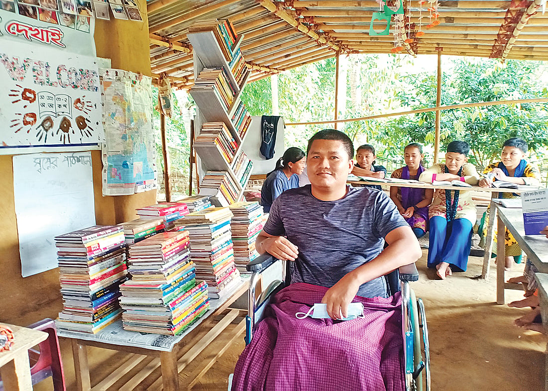 নিজের গড়া স্বপ্নের পাঠশালায় নিংপ্রুচাই মারমা। সম্প্রতি মহালছড়ির সিঙ্গিনালায়।  প্রথম আলো