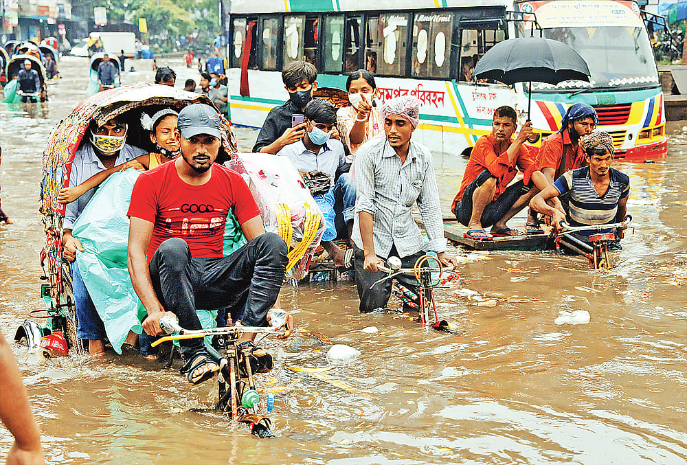 দুই দিনের বৃষ্টিতে রাজধানীর অনেক সড়ক পানিতে তলিয়ে গেছে। গতকাল দুপুরে দয়াগঞ্জ নতুন রাস্তায়। ছবি: দীপু মালাকার