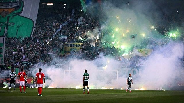 মাঠের অবস্থা এমনই থাকে স্পোর্টিং-বেনফিকা ম্যাচের সময়। ছবি : টুইটার