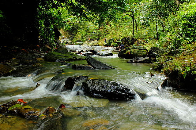 খৈয়াছড়ার একেকটি ঝরনার সৌন্দর্য একেক রকম। ছবি: লেখক