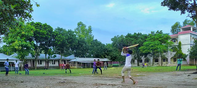 গ্রামে শিক্ষার্থীদের কোয়ারেন্টিনের এই অবসর সময়ের একটি অংশ কাটছে বিকেলে খেলার মাঠে। ছবিটি বুধবারের লালমনিরহাটের কালীগঞ্জ থানার একটি খেলার মাঠের। ছবি: তামীমদারী