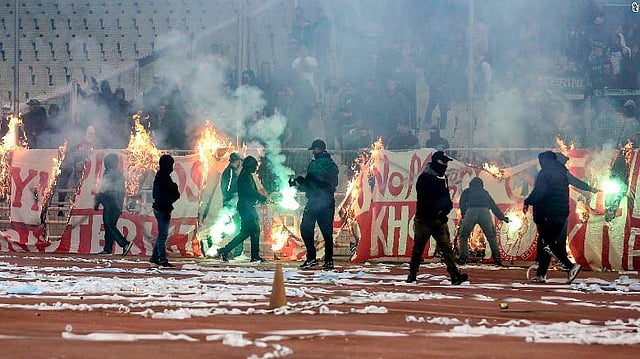 দর্শক হাঙ্গামায় ম্যাচ থেমে যাওয়া এথেন্সে স্বাভাবিক বিষয়। ছবি : টুইটার