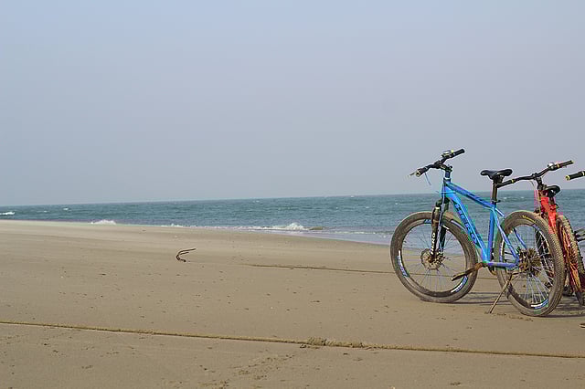 সেন্টমার্টিন দ্বীপে সাইকেলগুলো ভাড়ায় পাওয়া যায়। এগুলোতে চড়ে পুরো দ্বীপের সৌন্দর্য উপভোগ করেন ভ্রমণপিপাশু পর্যটকেরা। সেন্টমার্টিন দ্বীপ। ছবিটি সম্প্রতি তোলা। ছবি: আফজাল তাহফি রোহান
