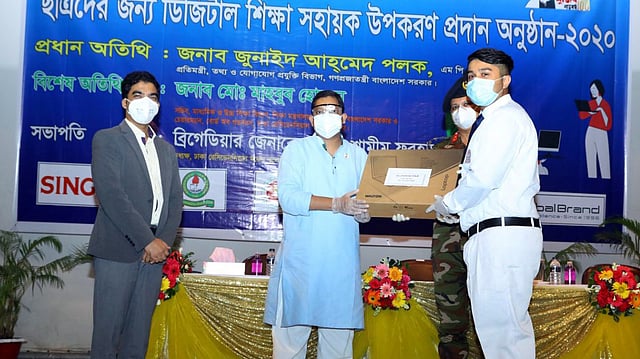 ঢাকা রেসিডেনসিয়াল মডেল কলেজের এক শিক্ষার্থীর হাতে ওয়ালটন ল্যাপটপ তুলে দিচ্ছেন তথ্যপ্রযুক্তি প্রতিমন্ত্রী জুনাইদ আহমেদ। ছবি: সংগৃহীত