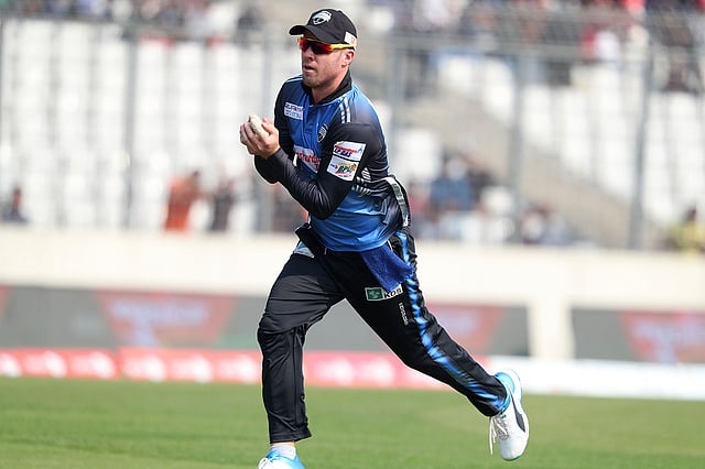 ফ্র্যাঞ্চাইজি ক্রিকেটে নিয়মিত হলেও ডি ভিলিয়ার্সকে আন্তর্জাতিক ক্রিকেটেই দেখতে চাইবেন সমর্থকেরা। প্রথম আলো ফাইল ছবি