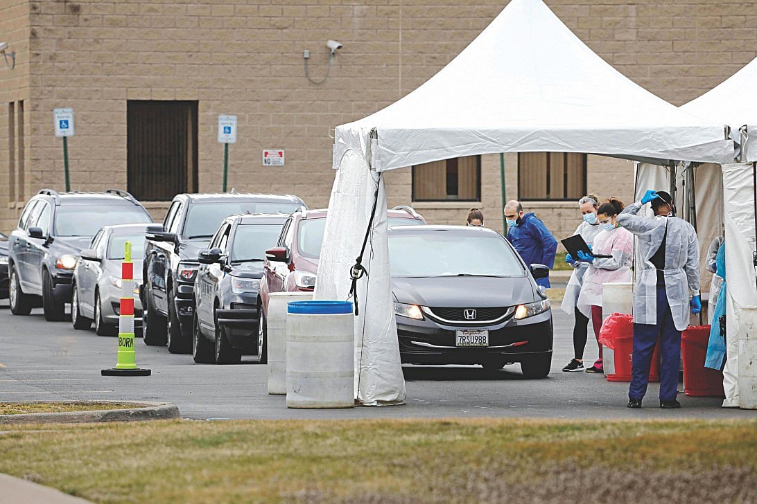 মিশিগানের একটি কমিউনিটি সেন্টারে করোনাভাইরাসের সংক্রমণ পরীক্ষা করতে আসা মানুষের গাড়ির দীর্ঘ লাইন। ফাইল ছবি: এএফপি