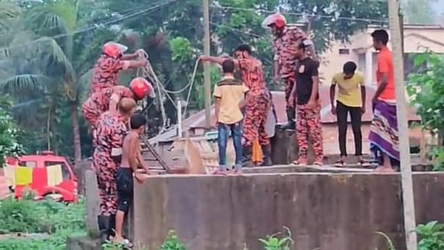পরিত্যক্ত ঘরে আটকে পড়া একটি কুকুরকে উদ্ধারের চেষ্টা করছে ফায়ার সার্ভিসের দল। ছবি: সংগৃহীত