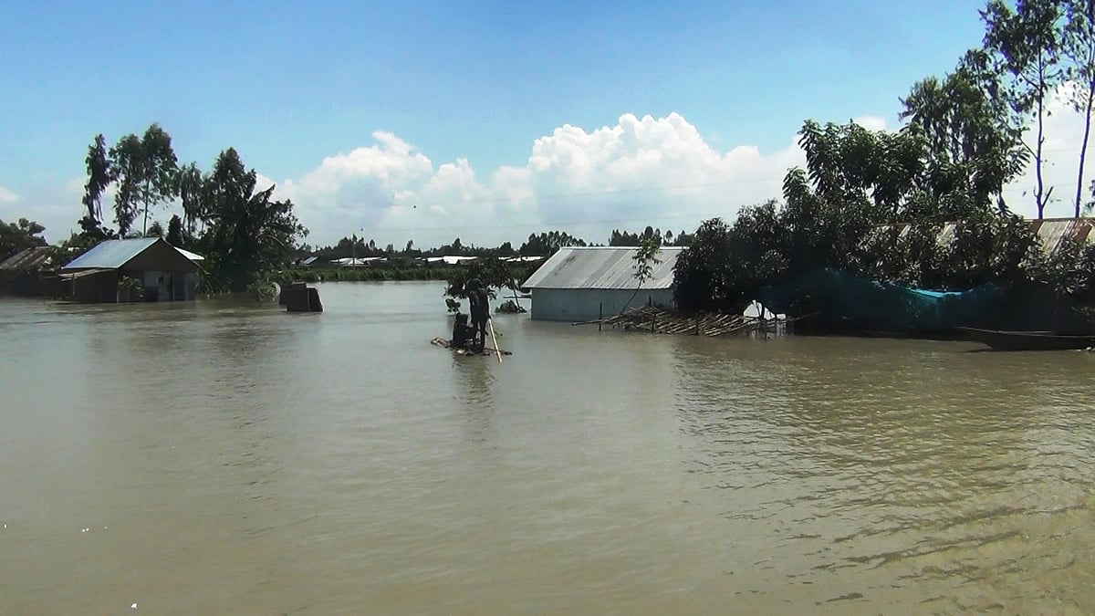 বাংলাদেশে তিন সপ্তাহ ধরে বন্যা চলছে। ছবি: প্রথম আলো