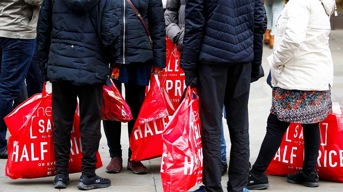 জুনে যুক্তরাজ্যে খুচরা পণ্য কেনার পরিমাণ বেড়েছে ১৩ দশমিক ৯ শতাংশ। ছবি: রয়টার্স