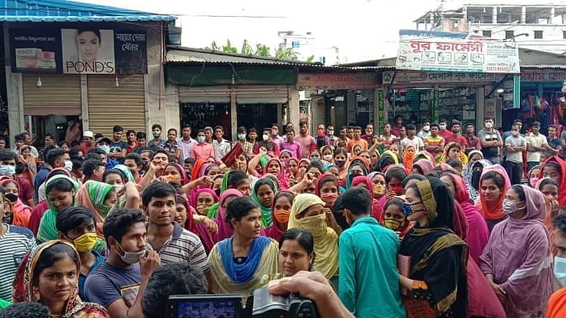 গাজীপুরের টঙ্গীর সাতাইশ এলাকায় গতকাল বৃহস্পতিবার পোশাকশ্রমিকদের বিক্ষোভ। ছবি: প্রথম আলো