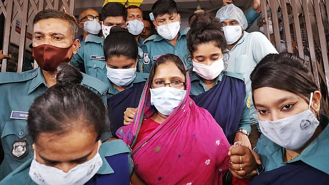 নকল এন-৯৫  মাস্ক সরবরাহের অভিযোগে আওয়ামী লীগ নেত্রী শারমিন জাহানকে আদালতে তোলা হয়। সিএমএম কোর্ট, ২৫ জুলাই। ছবি: দীপু মালাকার