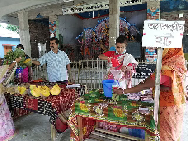 গ্রামের লোকদের যাতে বাইরে কেনাকাটা করতে যেতে না হয়, সে জন্য প্রতি শনিবার বিভিন্ন গ্রামে অলকাপুরী সমবায় সমিতির সদস্যরা নিজেদের উৎপাদিত পণ্য বিনা মূল্যে বিতরণের জন্য নিয়ে যাওয়া হয় অলকাপুরীর হাটে। ছবি: সংগৃহীত