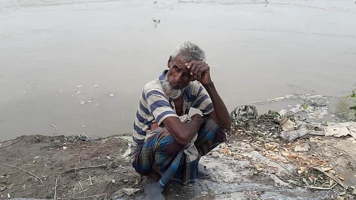 যমুনা নদীর গর্ভে চলে গেছে বসতভিটা। এখন কোথায় আশ্রয় নেবেন, তা নিয়ে চিন্তিত হয়ে পড়েছেন এই ব্যক্তি। শনিবার দুপুরে সিরাজগঞ্জ সদর উপজেলার ছোনগাছা ইউনিয়নের পাঁচঠাকুরী এলাকায়। ছবি: প্রথম আলো
