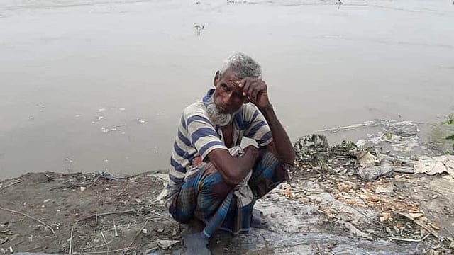 যমুনা নদীর গর্ভে চলে গেছে বসতভিটা। এখন কোথায় আশ্রয় নেবেন, তা নিয়ে চিন্তিত হয়ে পড়েছেন এই ব্যক্তি। শনিবার দুপুরে সিরাজগঞ্জ সদর উপজেলার ছোনগাছা ইউনিয়নের পাঁচঠাকুরী এলাকায়। ছবি: প্রথম আলো