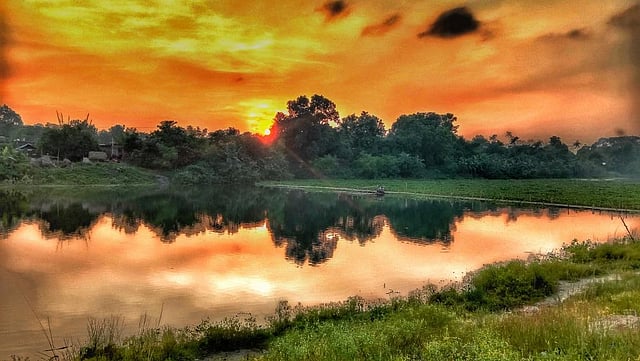 ভৈরব নদে গোধূলি বিকেল। রোজই সূর্যাস্তের সময় মেঘে ঢাকা এমন সুন্দর দৃশ্য লক্ষ করা যায়। বিশ্বনাথপুর, মুজিবনগর, মেহেরপুর, ২৫ জুলাই। ছবি: রাজু আহমেদ
