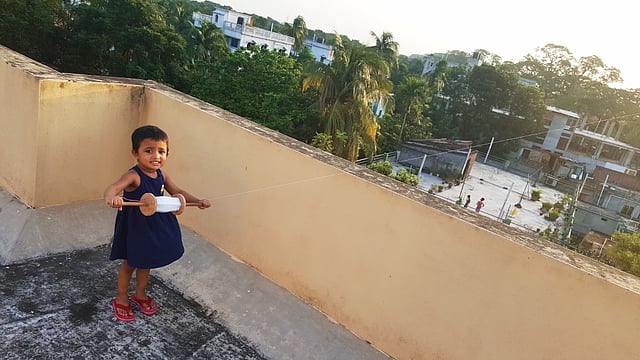 বাসার ছাদে এসে প্রতিদিন অন্যের ঘুড়ি ওড়ানো দেখে নিজেরও ঘুড়ি ওড়াতে ইচ্ছে করে। জীবনে প্রথমবার তার ঘুড়ি ওড়ানো, তাই অনুভূতিটা একেবারেই নতুন ও অন্য রকম। কত সুন্দর এই শৈশবের দিনগুলো। কালিগঞ্জ, ঝিনাইদহ, ২৪ জুলাই। ছবি: সাহেদ কবীর লিমন