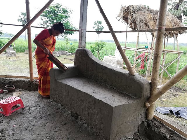 বিভিন্ন গ্রাম নান্দনিকভাবে সাজানোর কাজে নেতৃত্ব দিচ্ছেন বনানী বিশ্বাস। মাটি দিয়েই বানিয়েছেন বেঞ্চ, জলছত্র, তুলসী পিঁড়ি, অশ্বত্থ গৃহ নামের গোল ঘর, সোফা, ডিভানসহ নানা কিছু। ছবি: সংগৃহীত