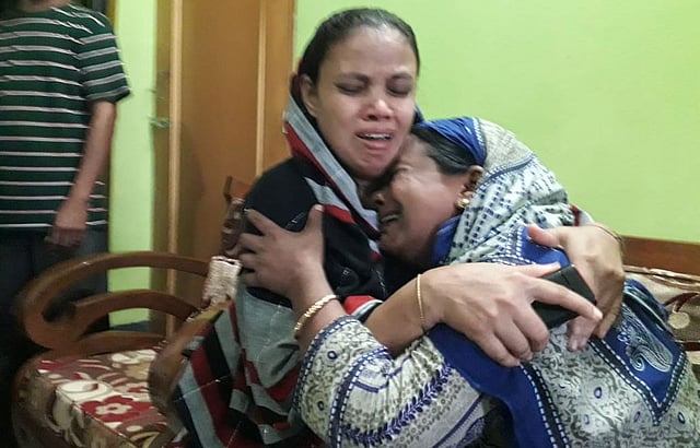 ননদ নাজমা বেগমকে জড়িয়ে ধরে কান্না রায়হানের মায়ের। ছবি: প্রথম আলো