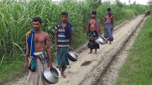পদ্মার গ্রামের মানুষ করোনাকালে টিকে আছে শুধু মাছ ধরে। ছবি: প্রথম আলো, রাজশাহী