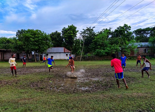 বৃষ্টিতে খেলার মাঠ কাদা হয়ে গেছে, তাই বলে কি খেলা থেমে থাকবে। গ্রামগঞ্জে এমন দৃশ্য দেখা যায় এই বর্ষার মৌসুমে। ফিলিপনগর, দৌলতপুর, কুষ্টিয়া, ২৪ জুলাই। ছবি: কায়সার আহমেদ