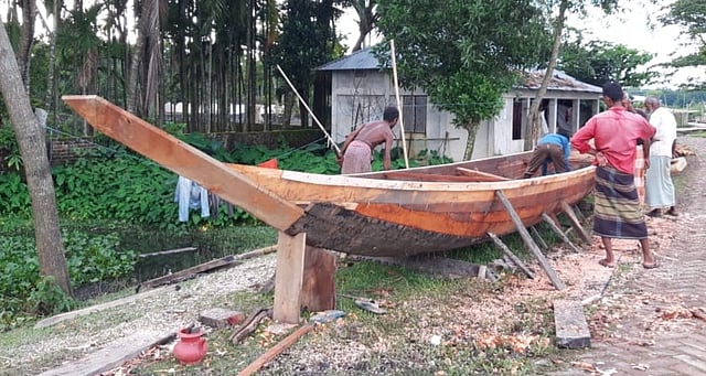 বর্ষা মৌসুম এলে নৌকা তৈরিতে ব্যস্ততা বাড়ে কারিগরদের। ছত্তিশ গ্রাম, ফেঞ্চুগঞ্জ, সিলেট, ২৪ জুলাই। ছবি: ছামি হায়দার
