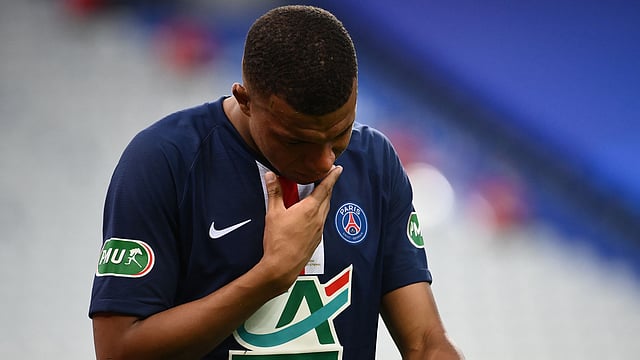 কেঁদে মাঠে ছেড়েছেন এমবাপ্পে। ছবি: এএফপি