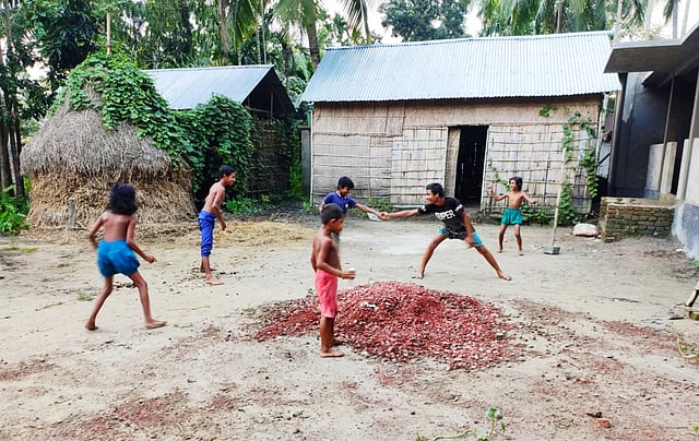 গ্রামীণ এই খেলা গ্রামে চলে আসছে শত শত বছরে ধরে। এসব গ্রামীণ খেলা আমাদের সংস্কৃতির পরিচায়ক। তবে দিন দিন মাঠের অভাবে খেলাধুলা থেকে শিশুরা আজ দূরে। তবে আমরা চাই আমাদের শিশুরা বেড়ে উঠুক হাসিখুশি আর আনন্দে। খামারহাটি, পূর্বধলা, নেত্রকোনা, ২৫ জুলাই। ছবি: পারভেজ আহমেদ ইমন