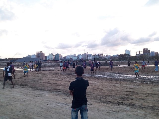 কর্ণফুলী নদীর পাশ দিয়ে নির্মিত রাস্তার ওপর শুক্রবার সাপ্তাহিক ছুটির দিনে ফুটবল খেলছে ছেলেরা। করোনার সময়ে মানসিকভাবে বিপর্যস্ত থাকার মধ্যেও নদীর ধারের মনোরম পরিবেশে ঘোরাঘুরি ও খেলাধুলার মধ্যে মানসিক প্রশান্তি মেলে। কর্ণফুলী নদীর তীরে নির্মিতব্য রাস্তা, কল্পলোক আবাসিক, বাকলিয়া থানা, চট্টগ্রাম, ২৪ জুলাই। ছবি: জুবায়ের আহমেদ।