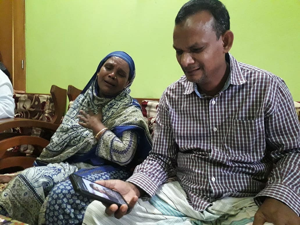 মালয়েশিয়ায় ছেলে রায়হান কবির গ্রেপ্তার হওয়ার পর থেকে কান্নাকাটি করছেন মা রাশিদা বেগম ও বাবা শাহ্ আলম। আজ শনিবার সকালে নারায়ণগঞ্জের বন্দরে শাহি মসজিদ এলাকার বাড়িতে। ছবি: প্রথম আলো