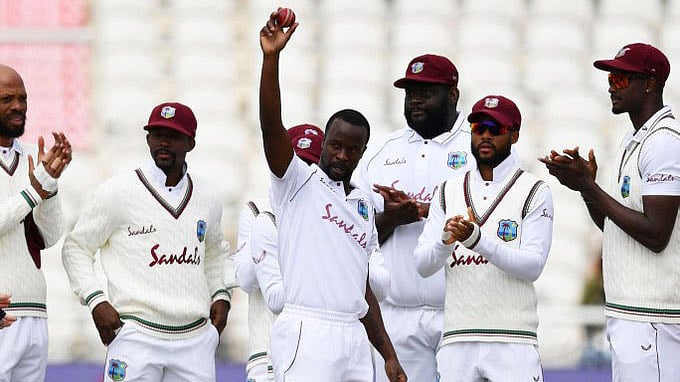 ২০০ উইকেট পাওয়ার পর বলটা তুলে ধরলেন কেমার রোচ। ছবি: টুইটার