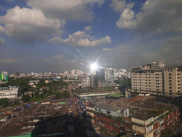 রাজধানীর রৌদ্রোজ্জ্বল আকাশ। কারওয়ান বাজার, ঢাকা, ২৫ জুলাই। ছবি: মানসুরা হোসাইন