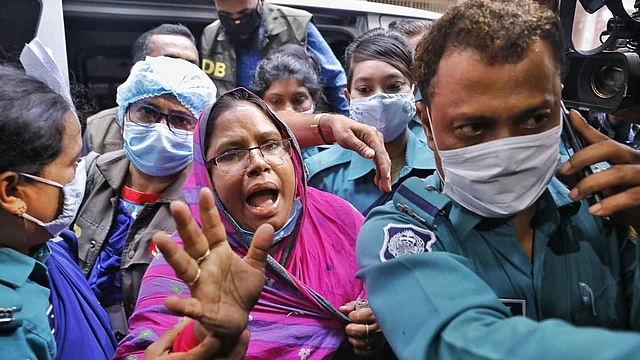 নকল এন-৯৫  মাস্ক সরবরাহের অভিযোগে আওয়ামী লীগ নেত্রী শারমিন জাহানকে আদালতে তোলা হয়। সিএমএম কোর্ট, ২৫ জুলাই। ছবি: দীপু মালাকার