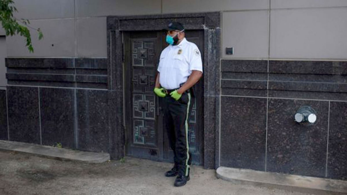 হিউস্টনে চীনের কনস্যুলেটের সামনে এক নিরাপত্তাকর্মী। কনস্যুলেটটি বন্ধ করে দিয়েছে যুক্তরাষ্ট্র। ছবি: এএফপি