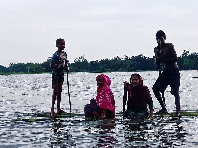 মানুষ বয়সের দিক থেকে বড় হলেও তাঁদের মনটা পড়ে থাকে শৈশবে ফেলে আসা সেই সোনালি অতীতে। মনের দিক থেকে তাঁরা এখনো ছোট্ট। ছোট ছেলেমেয়েদের কালাগাছের ভেলায় ভেসে বেড়ানো দেখে তাঁদেরও ইচ্ছা হলো কালাগাছের ভেলায় ভেসে বেড়ানোর। গোপীনাথপুর, ছোনটিয়া বাজার, জামালপুর, ২৫ জুলাই। ছবি: মঞ্জুরুল ইসলাম আকন্দ