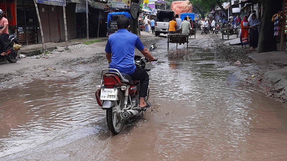 তারাগঞ্জ–কিশোরগঞ্জ সড়কের তারাগঞ্জের ৮০০ মিটার অংশের এখন বেহাল অবস্থা। পিচ ও খোয়া উঠে গিয়ে বড় বড় গর্তের সৃষ্টি হয়েছে। সামান্য বৃষ্টিতে পানি জমে থাকে। সম্প্রতি সোনালী ব্যাংকের মোড়ে। ছবি: রহিদুল মিয়া
