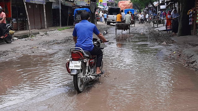 তারাগঞ্জ–কিশোরগঞ্জ সড়কের তারাগঞ্জের ৮০০ মিটার অংশের এখন বেহাল অবস্থা। পিচ ও খোয়া উঠে গিয়ে বড় বড় গর্তের সৃষ্টি হয়েছে। সামান্য বৃষ্টিতে পানি জমে থাকে। সম্প্রতি সোনালী ব্যাংকের মোড়ে। ছবি: রহিদুল মিয়া