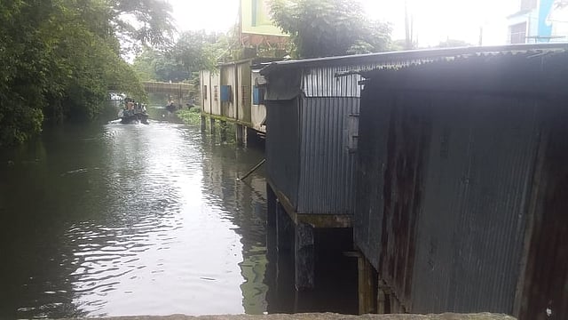 খাল দখল করে অবৈধভাবে দোকান ও সেতু বানিয়েছেন স্থানীয় লোকজন। এতে খালের অস্তিত্ব হুমকির মুখে। চাঁদপুরের মতলব দক্ষিণ উপজেলার বরদিয়া আড়ংবাজার এলাকায় গত বুধবার সকালে। ছবি: মুহাম্মদ জাকির হোসেন