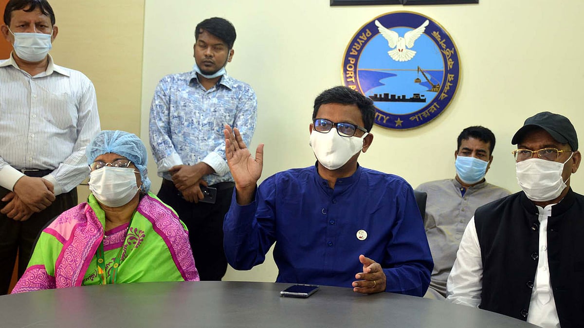 গণমাধ্যমকর্মীদের সঙ্গে মতবিনিময়ে বক্তব্য দেন নৌপরিবহন প্রতিমন্ত্রী খালিদ মাহমুদ চৌধুরী। পায়রা বন্দরের সম্মেলন কক্ষে। ছবি: প্রথম আলো