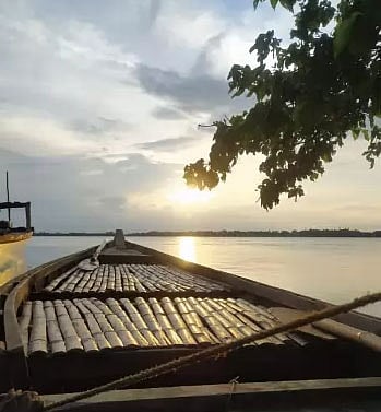 জীবনতরি। জামবিল, হালুয়াঘাট, ময়মনসিংহ, ২৫ জুলাই। ছবি: ইমতিয়াজ হাসান রিফাত