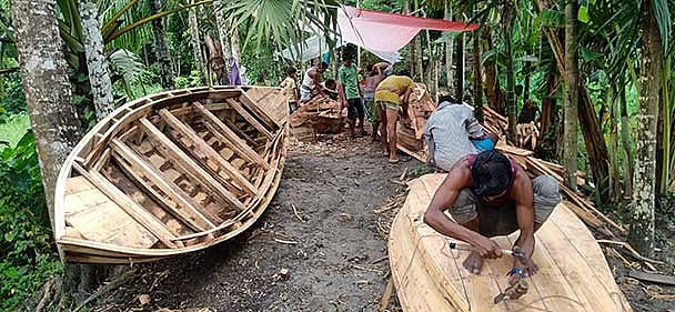নৌকা তৈরির কাজে ব্যস্ত সময় পার করছেন কারিগরেরা। সম্প্রতি পটুয়াখালীর মির্জাগঞ্জ উপজেলার কিসমত রামপুর গ্রামে। ছবি: প্রথম আলো।