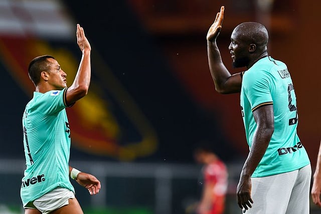 সানচেজের সঙ্গে হাত মেলাচ্ছেন জোড়া গোল করা লুকাকু। ছবি: টুইটার