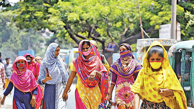 করোনাভাইরাস বিস্তারের সময়ও নারী পোশাকশ্রমিকেরা থেমে নেই। তবে এর মধ্যেও চলছে ছাঁটাই। কাজ চলে যাওয়া নারীরা আবার কাজে ফিরতে পারবেন কি না, তা–ই এখন বড় প্রশ্ন হয়ে দেখা দিয়েছে। সম্প্রতি রাজধানীর গাবতলী বেড়িবাঁধ থেকে ছবিটি তুলেছেন সাবিনা ইয়াসমিন।