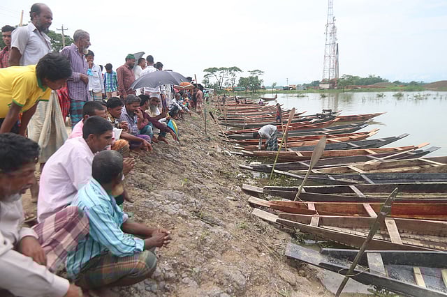 বর্ষায় হাওর-নদীময় সিলেটের গোয়াইনঘাটের যাতায়াতের অন্যতম প্রধান মাধ্যম নৌকা। পানি বাড়লে নৌকার কদরও বাড়ে। ভালো কাঠে তৈরি নৌকার দাম বেশি। ১২ ফুট প্রস্থ ও আড়াই ফুট লম্বা প্রতিটি নতুন নৌকার দর ৪-৮ হাজার টাকা। পুরোনো নৌকাও বিক্রি হয়। এগুলোর দর ৩-৬ হাজার টাকা। করোনার কারণে আয়-রোজগার নেই বলে অনেকে গোলার ধান বেচে নৌকা কিনতে এসেছেন হাটে। কিন্তু শেষ সম্বল এই ধানের টাকায় নৌকা কিনে ফেললে সংসার চালাবেন কী দিয়ে—এই ধন্দে অনেকে হাটে ঘোরাঘুরি করেও নৌকা না কিনেই বাড়ি ফিরছেন। সম্প্রতি শালুটিকর নাওবাজারে। ছবি: আনিস মাহমুদ
