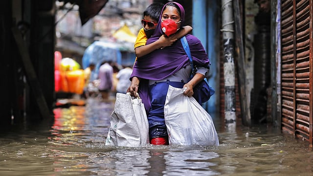 গত সপ্তাহে তিন ঘণ্টার বৃষ্টিতে ঢাকা শহরের অনেক এলাকা ডুবে যায়। ছবি: প্রথম আলো