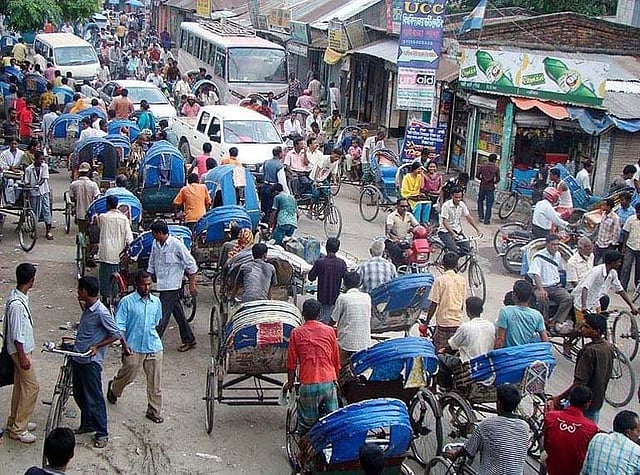 গাইবান্ধা শহরের ব্যস্ততম ডিবি রোডে করোনাকালেও যানজট ও মানুষের জটলা লেগে থাকে। ১৩ জুলাই। ছবি: প্রথম আলো